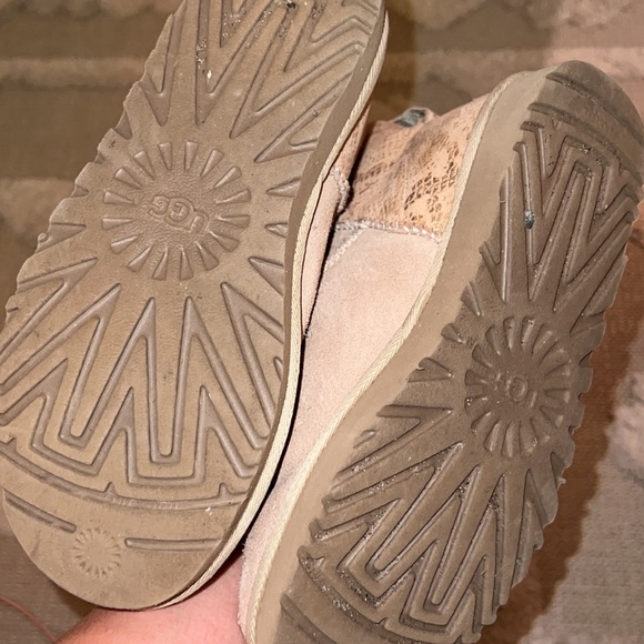 UGGS - Picture 4 of 4